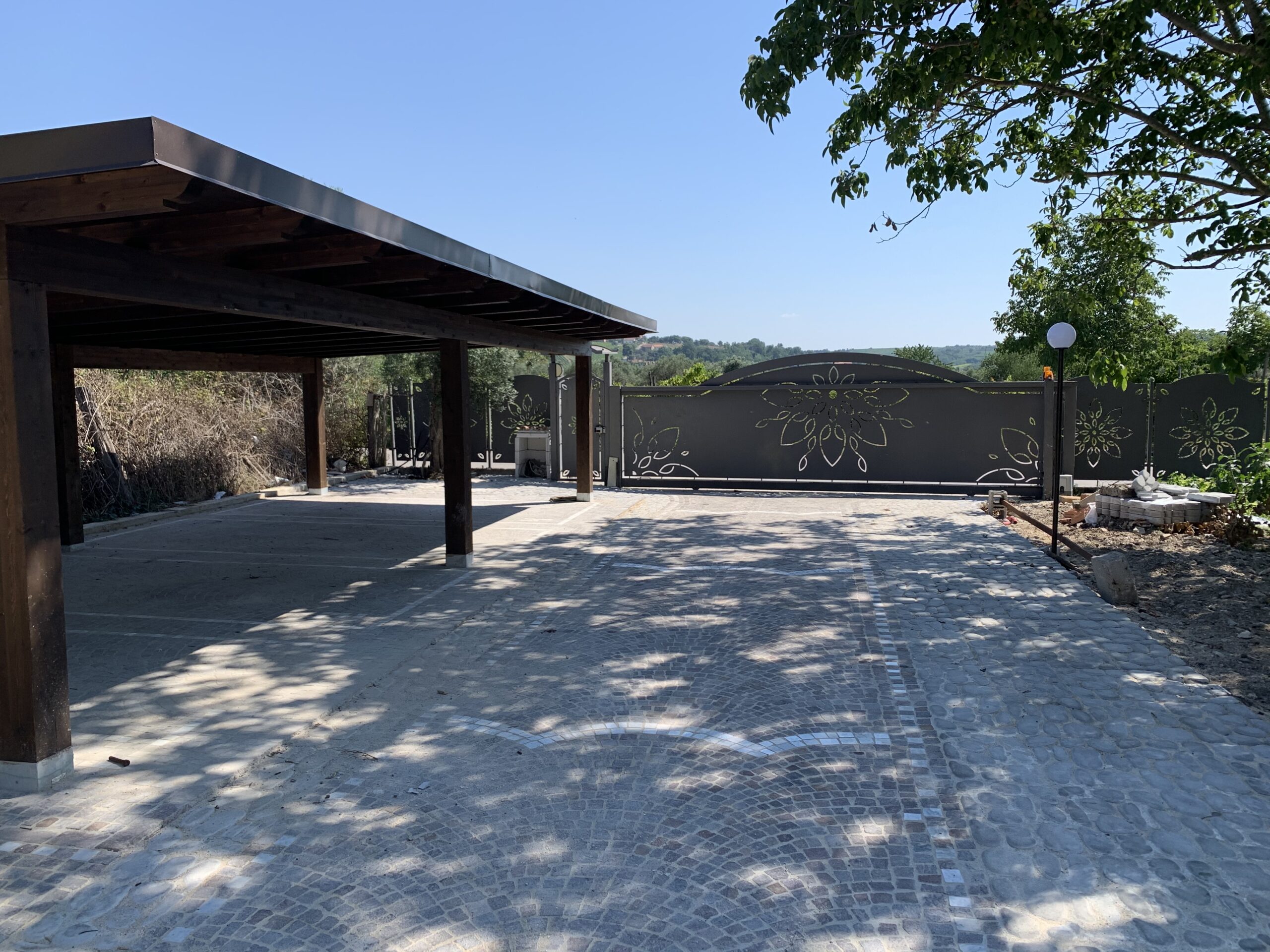 entrata / posti auto coperti